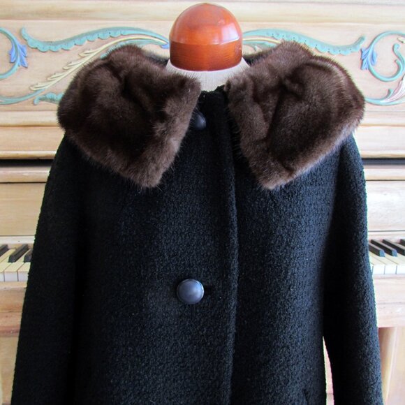 VINTAGE COAT w FUR COLLAR, BLACK NUBBY WOOL TEXTURE, 1960s CHIC w LARGE BUTTONS - Picture 2 of 8